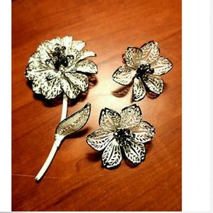 VINTAGE Floral Brooch Pin & Earrings set White Blk